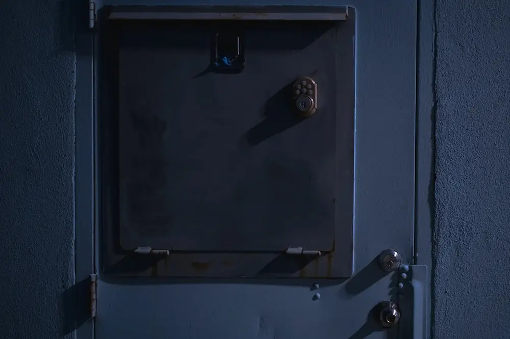 Puerta metálica con candado