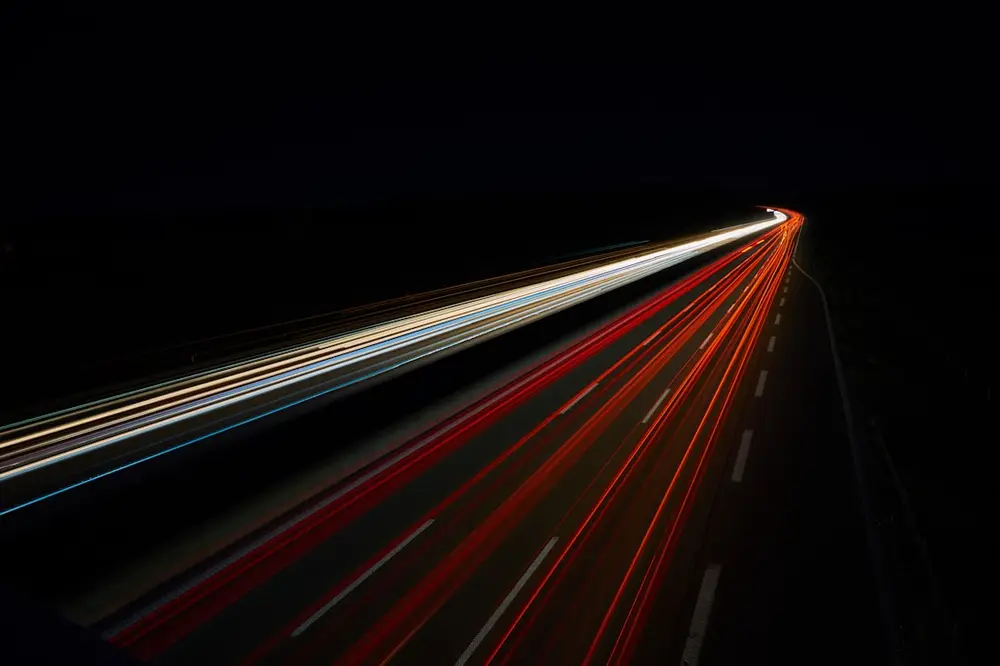 Estelas de luz en movimiento de noche